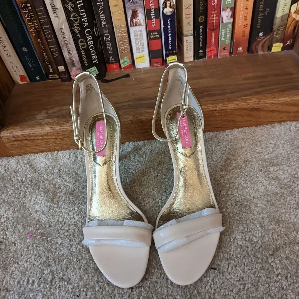 ISAAC mizrahi New York gold and ivory leather ankle strap stiletto heels 8 nwob